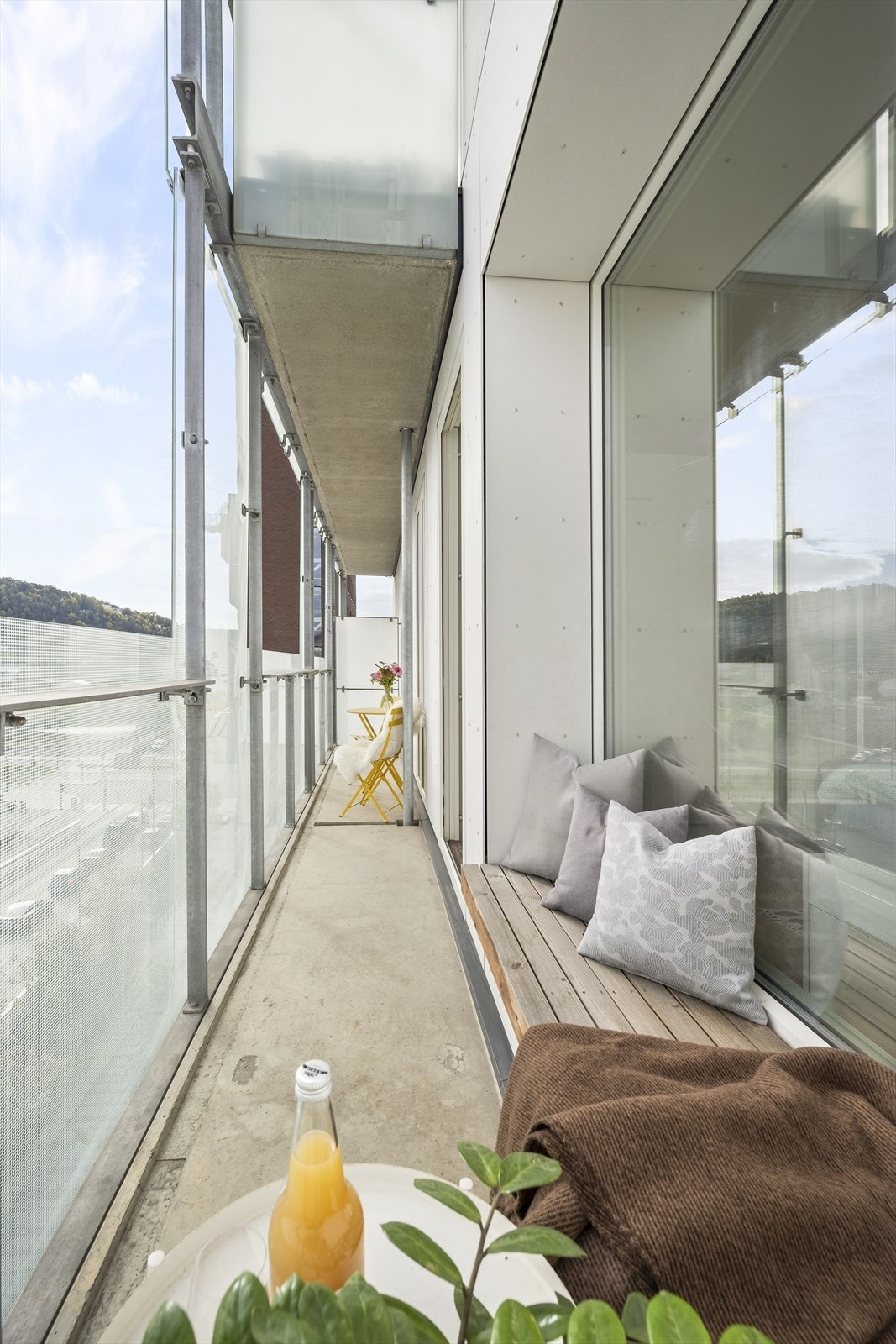 Det er laget koselig sittebenk i vinduskarmen på balkogen Galleribilde