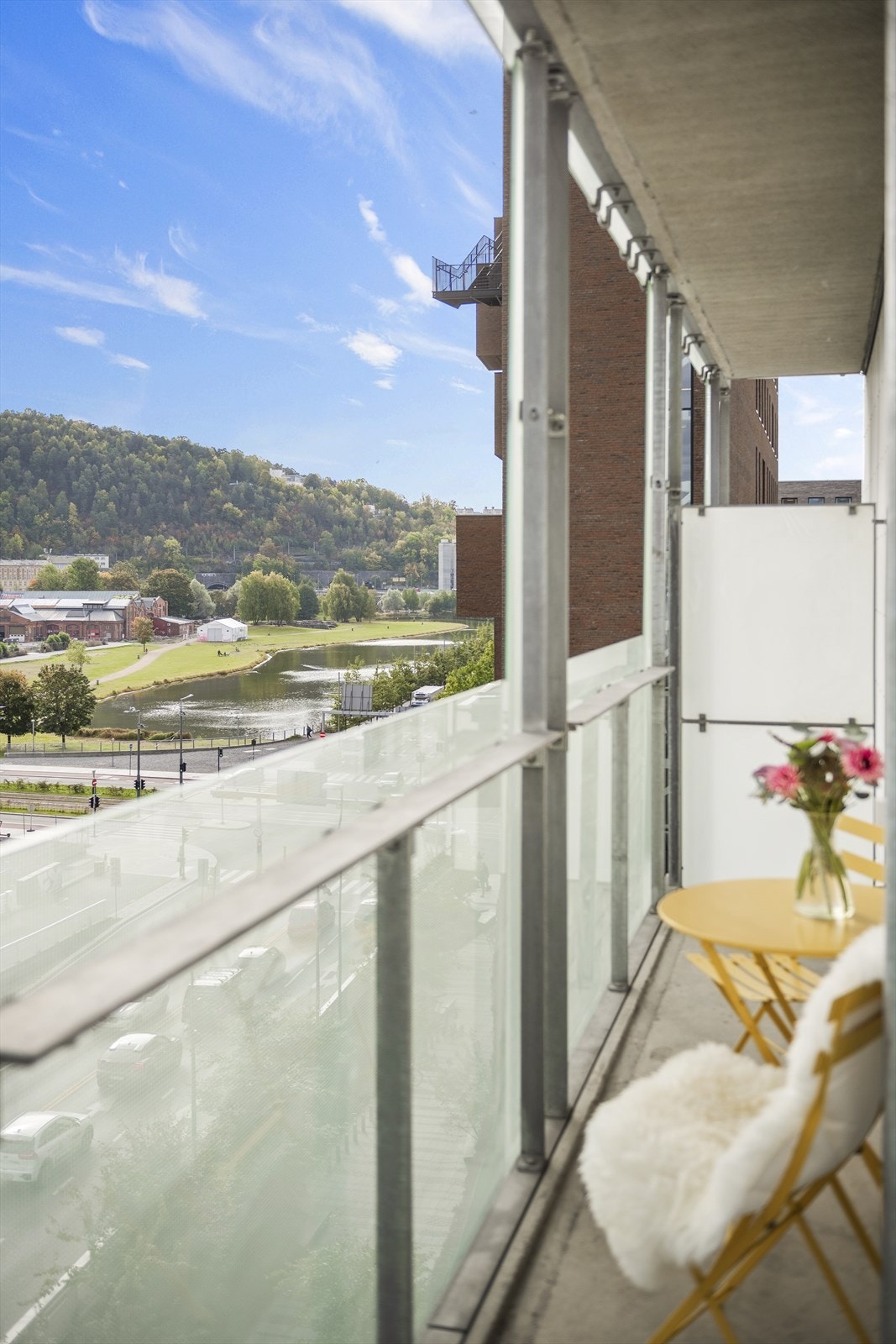 Balkongen byr på gode solforhold og spektakulær utsikt Galleribilde