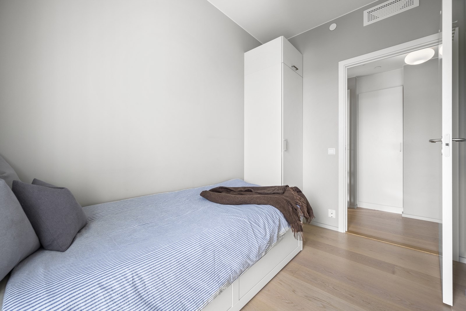 Her er det god plass til både seng og garderobeskap. Galleribilde