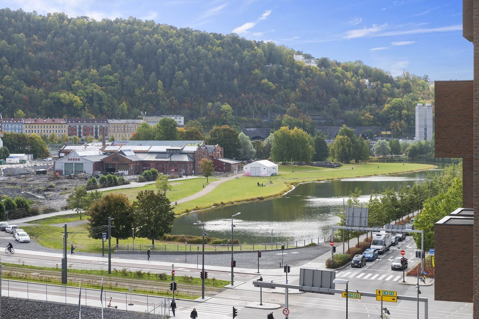 Herlig utsikt mot middelalderpaken fra balkongen Galleribilde