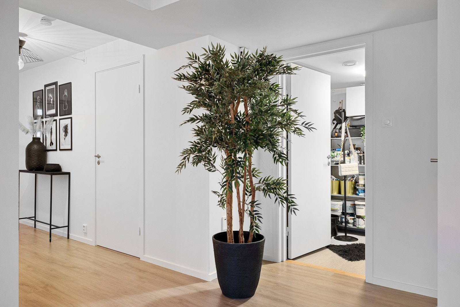 Like ved badet ligger en bod/teknisk rom Galleribilde