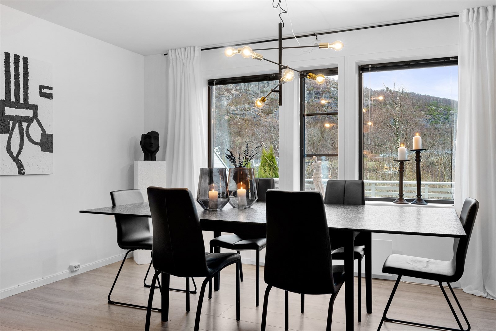 Stuearealet er lyst og trivelig med gode møbleringsmuligheter. Galleribilde