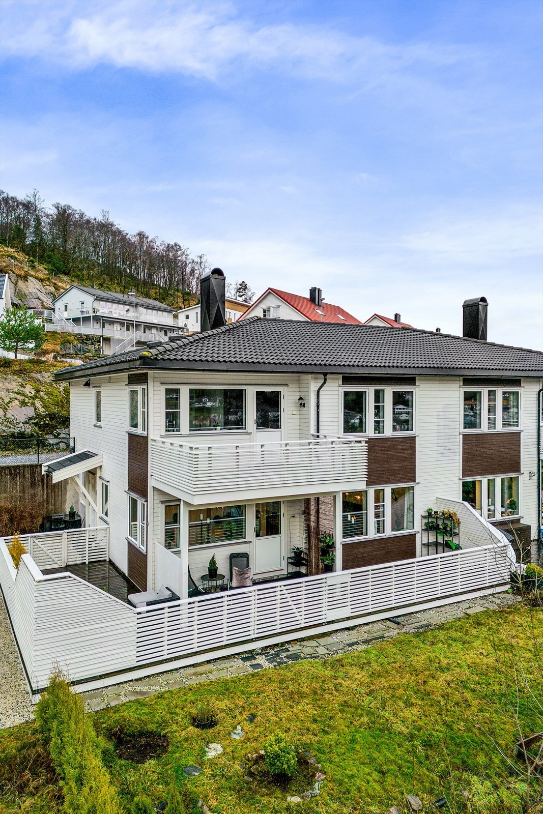 Leiligheten går over et plan og er en del av en flott 4-mannsbolig som ble oppført i 2011. Galleribilde