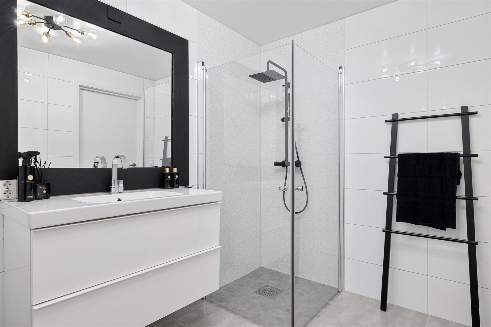 Badet er helfliset med tidløse farger og varmekabler i gulv. Galleribilde