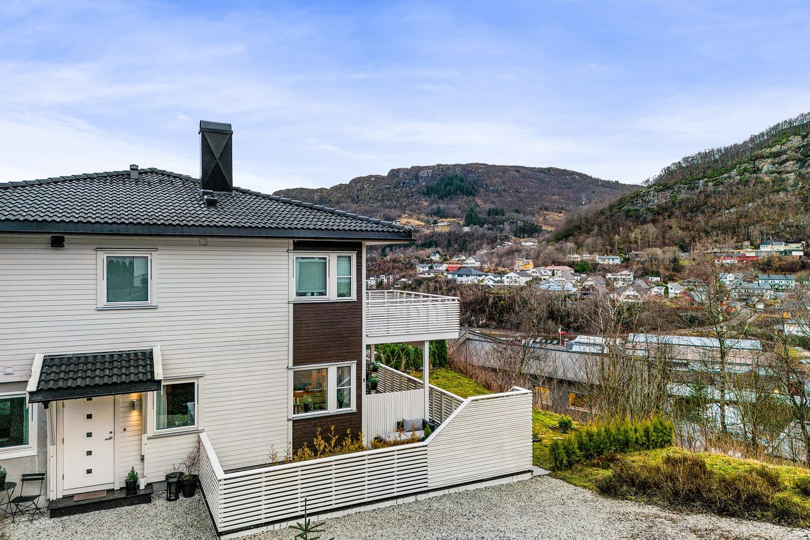 Leiligheten ligger fint til med fine uteplasser Galleribilde