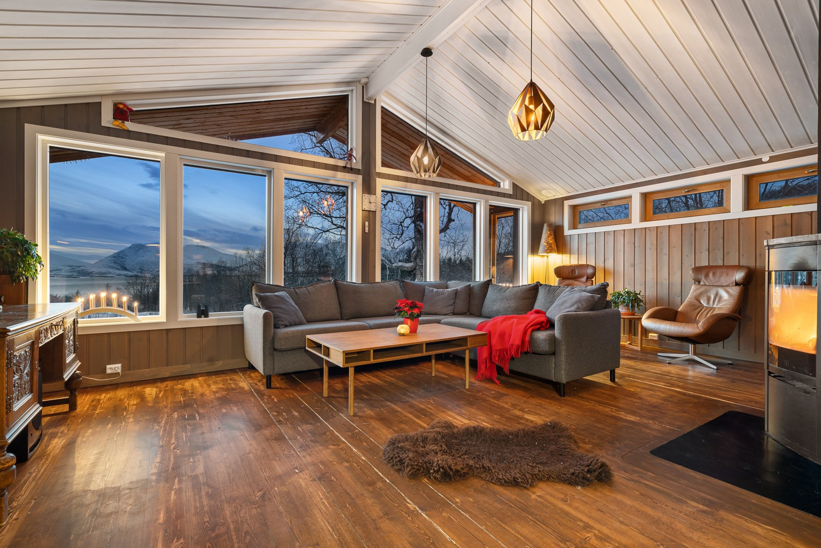 Fra stuen har du fantastisk utsikt over majestetiske fjelltopper!