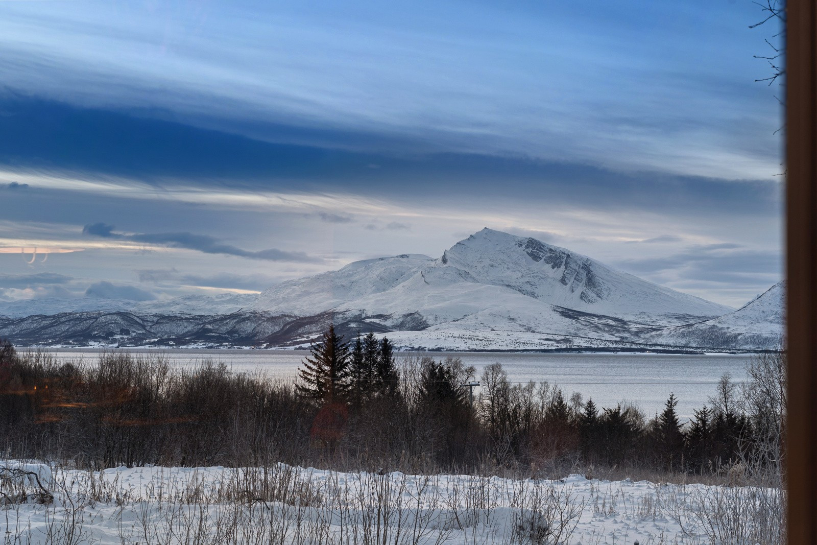 Fra eiendommen har du fin utsikt over sjø og fjell!