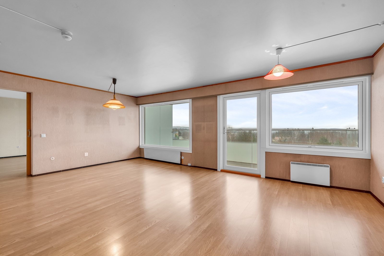 En romslig stue med god plass til sofagruppe og spiseplass Galleribilde