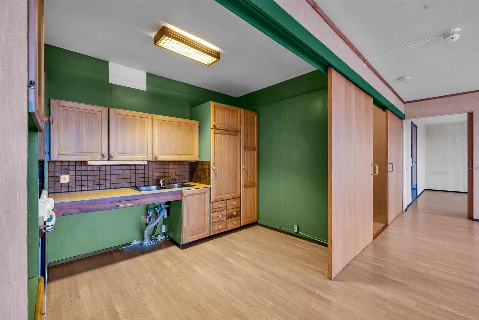 Kjøkkenet har mulighet for mye skap og benkeplass Galleribilde