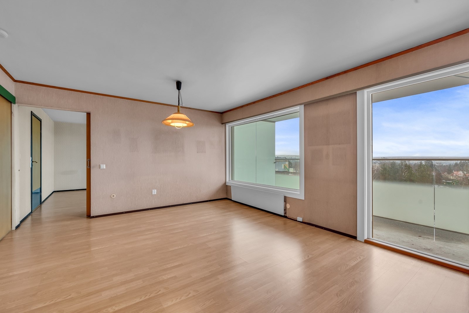 Store vindusflater som gir boligen godt med naturlig lys Galleribilde