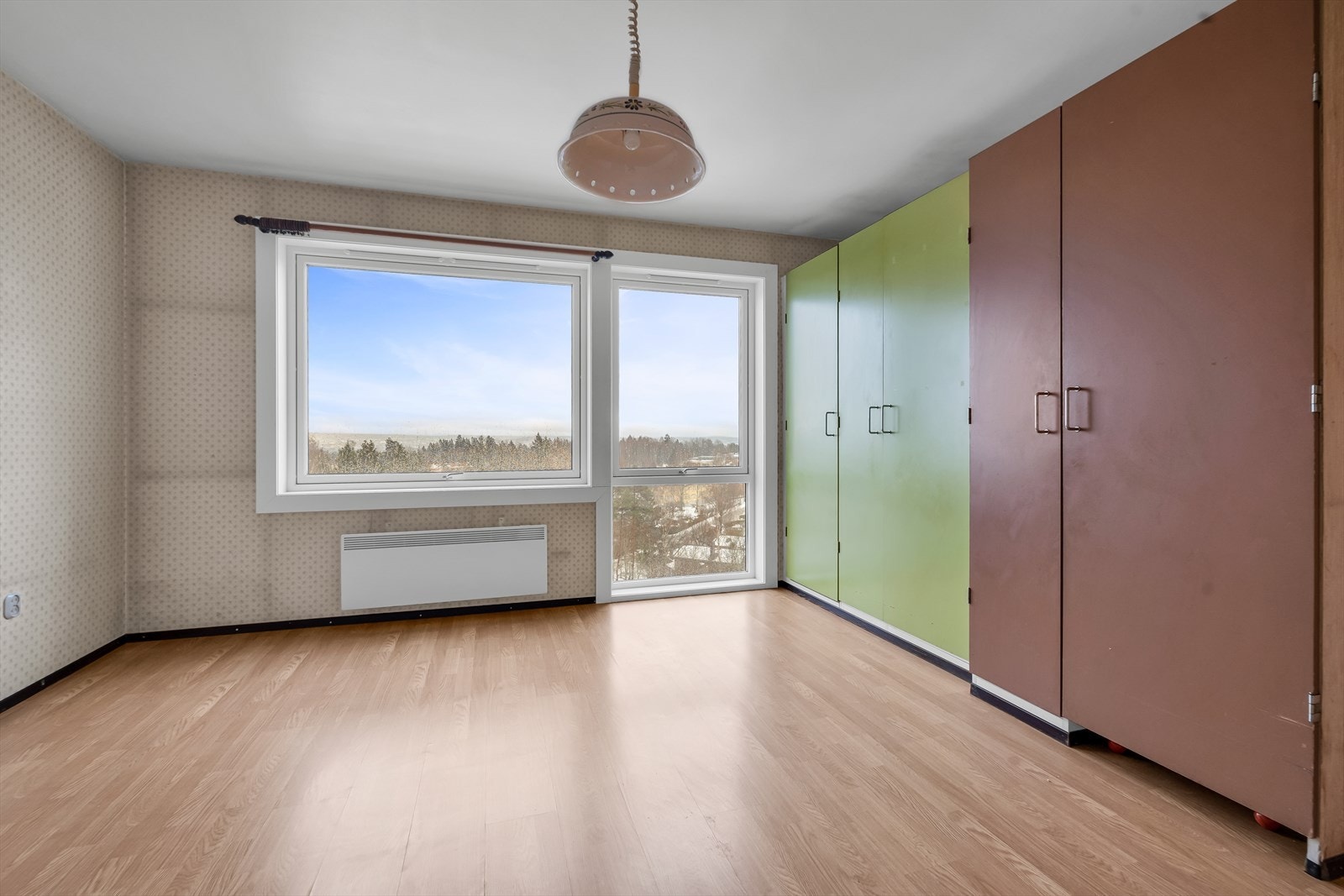 Romslig soverom som rommer plass til dobbeltseng, nattbord og garderobeløsning Galleribilde