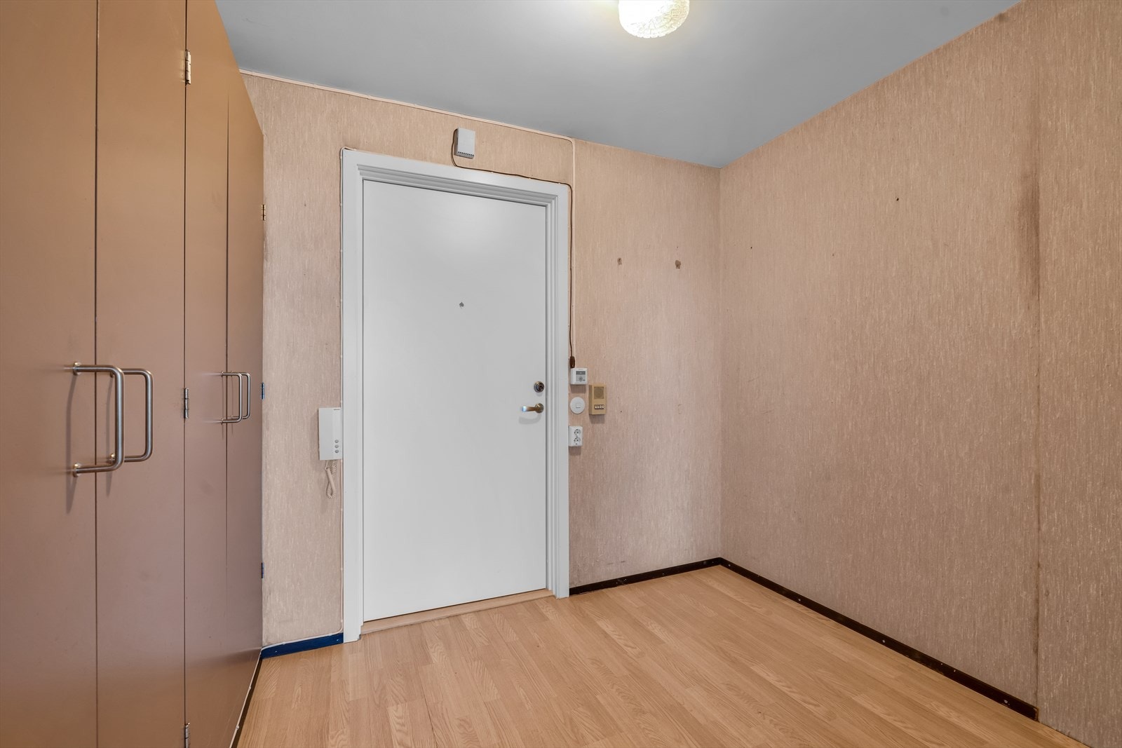 Romslig entré hvor du enkelt kan henge fra deg yttertøyet Galleribilde