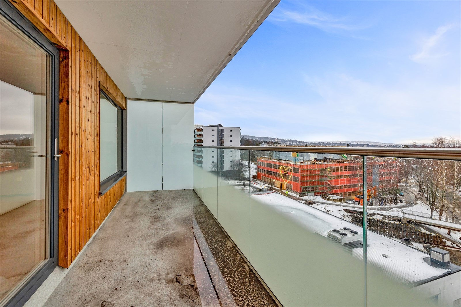 Fra stuen har du direkte utgang til flott solrik balkong | Balkongen rommer plass til sittegruppe Galleribilde