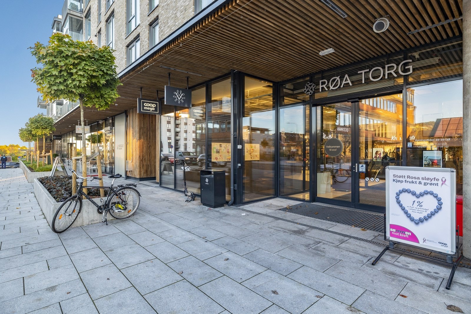 Røa torg med en rekke butikker og servicetilbud Galleribilde