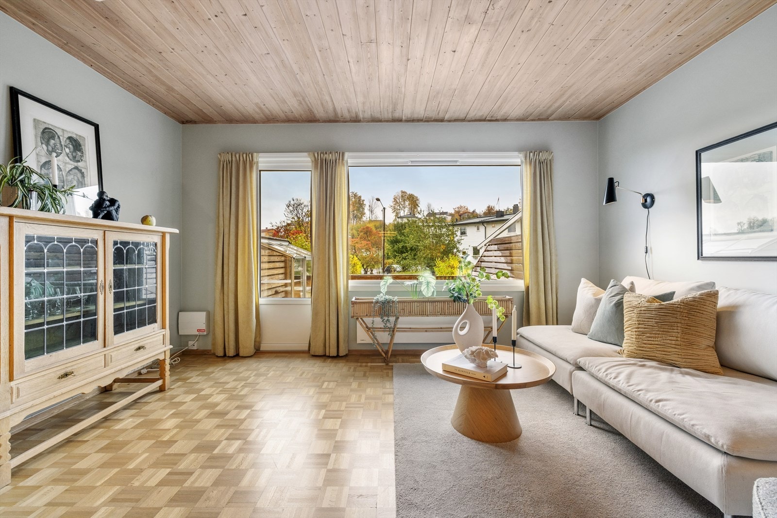 Rikelig med lysinnslipp gjennom store vindusflater. Vindu og terrassedør fra 2018 Galleribilde