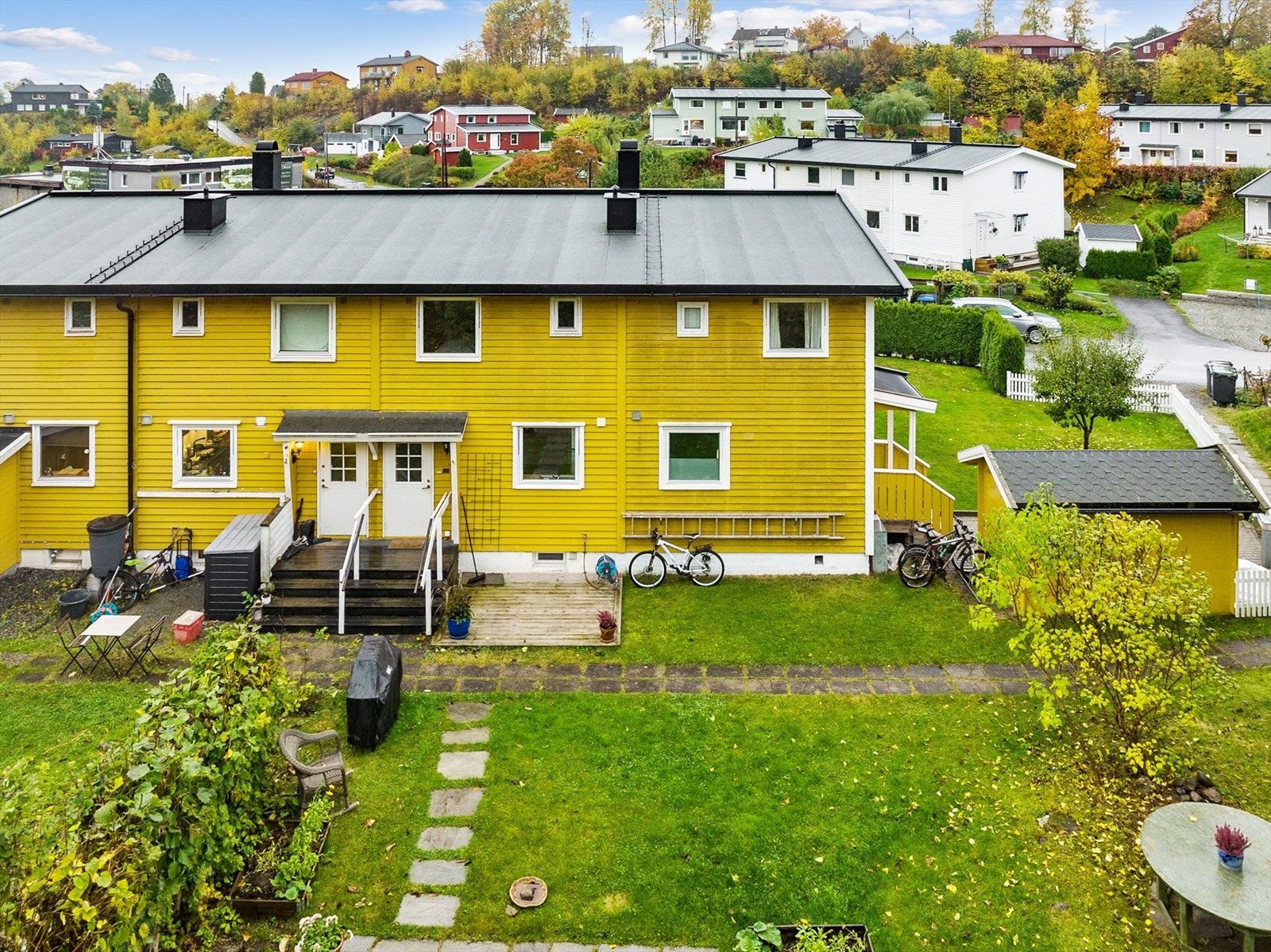 Boligen har en koselig hage, med koselige opparbeidede sitteplasser Galleribilde