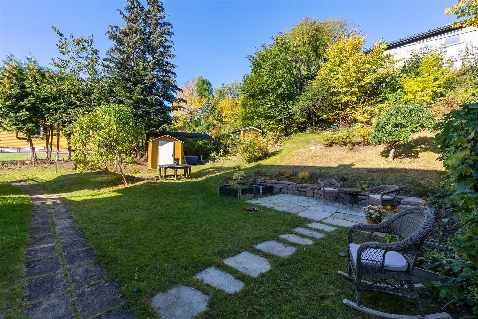 Koselig hage på baksiden med god plass til ønsket utemøblement Galleribilde