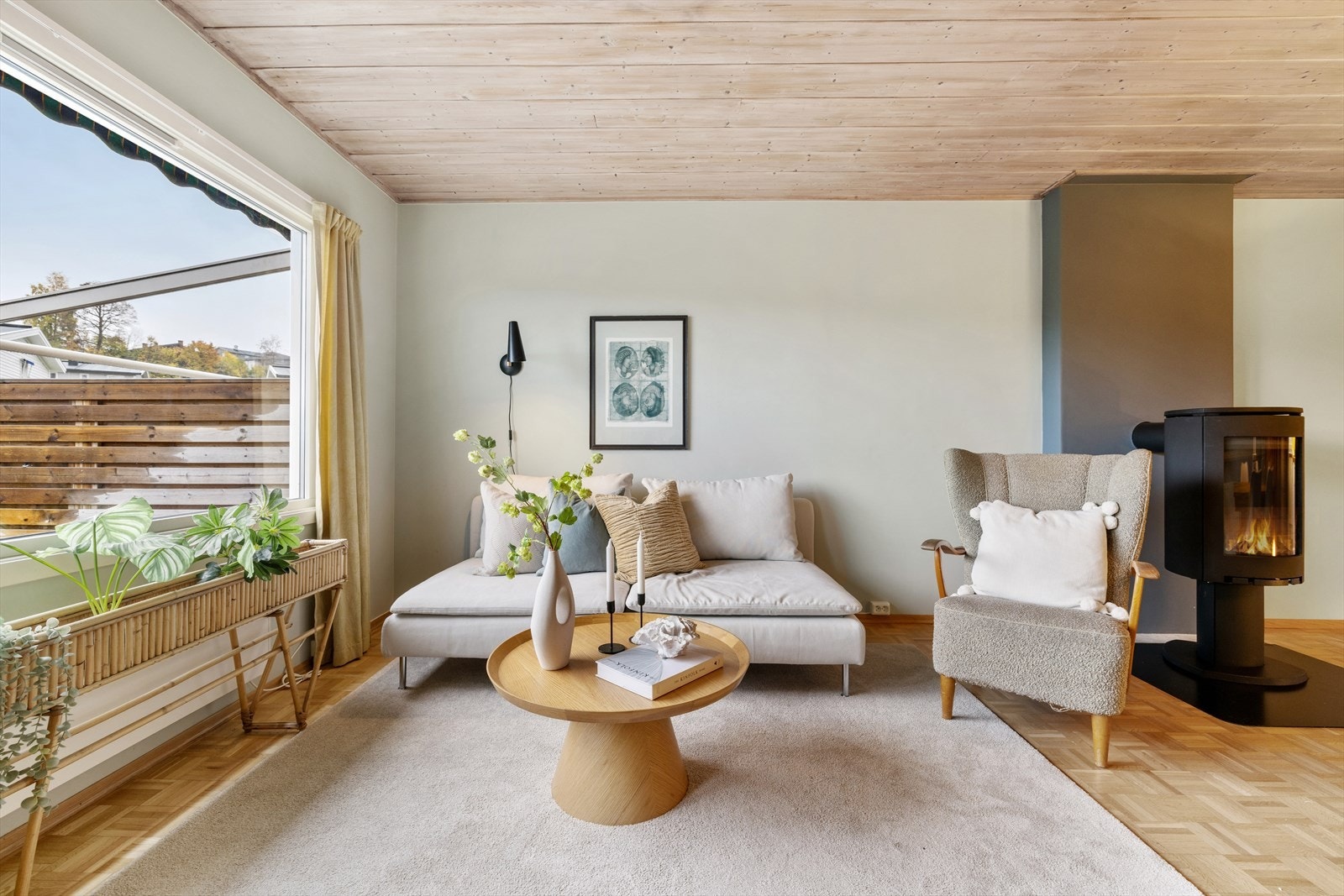 Rommet har i tillegg peis, som varmer ekstra godt på kjøligere dager Galleribilde