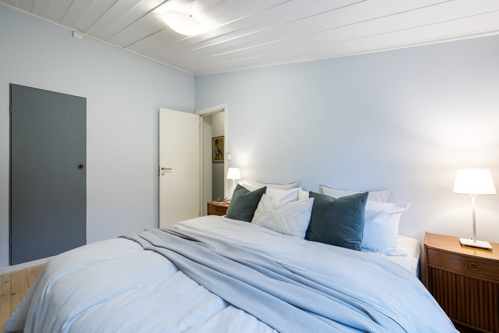 Godt med oppbevaring i walk-in-garderobe på ca. 4 kvm Galleribilde