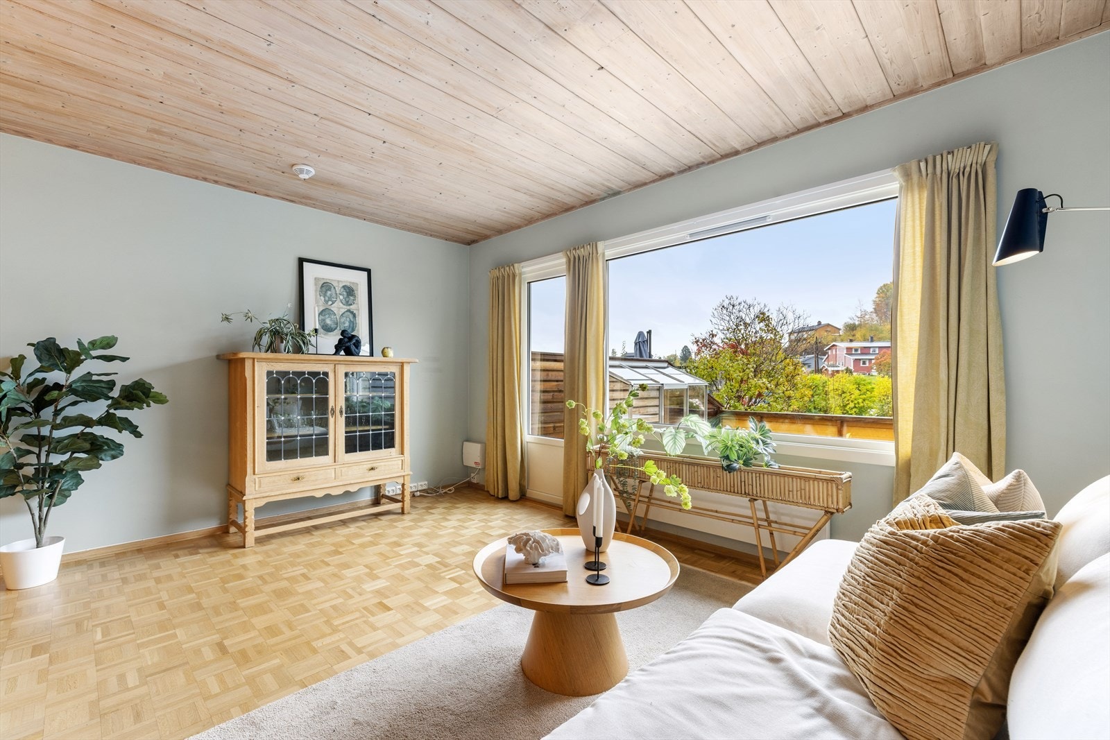 Stuen legger til rette for en god sofakrok, tilhørende TV-møblement og et spisebord Galleribilde