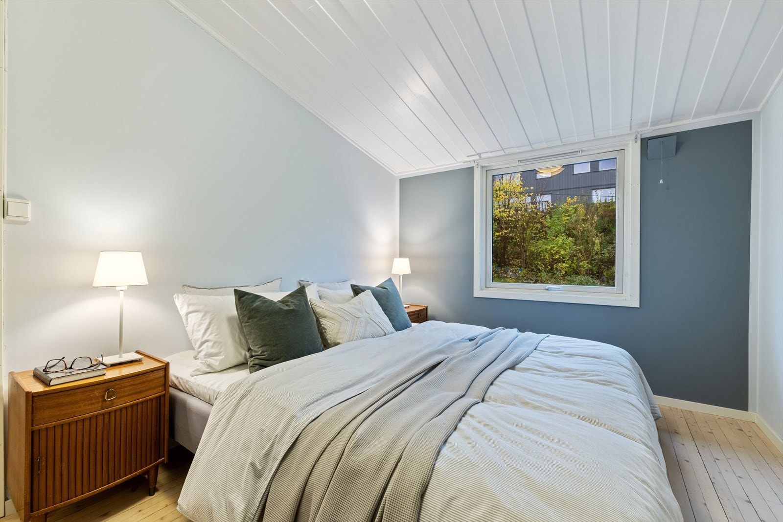 Hovedsoverommet er plassert i 2. etasje, med god plass til dobbeltseng og tilhørende nattbord Galleribilde