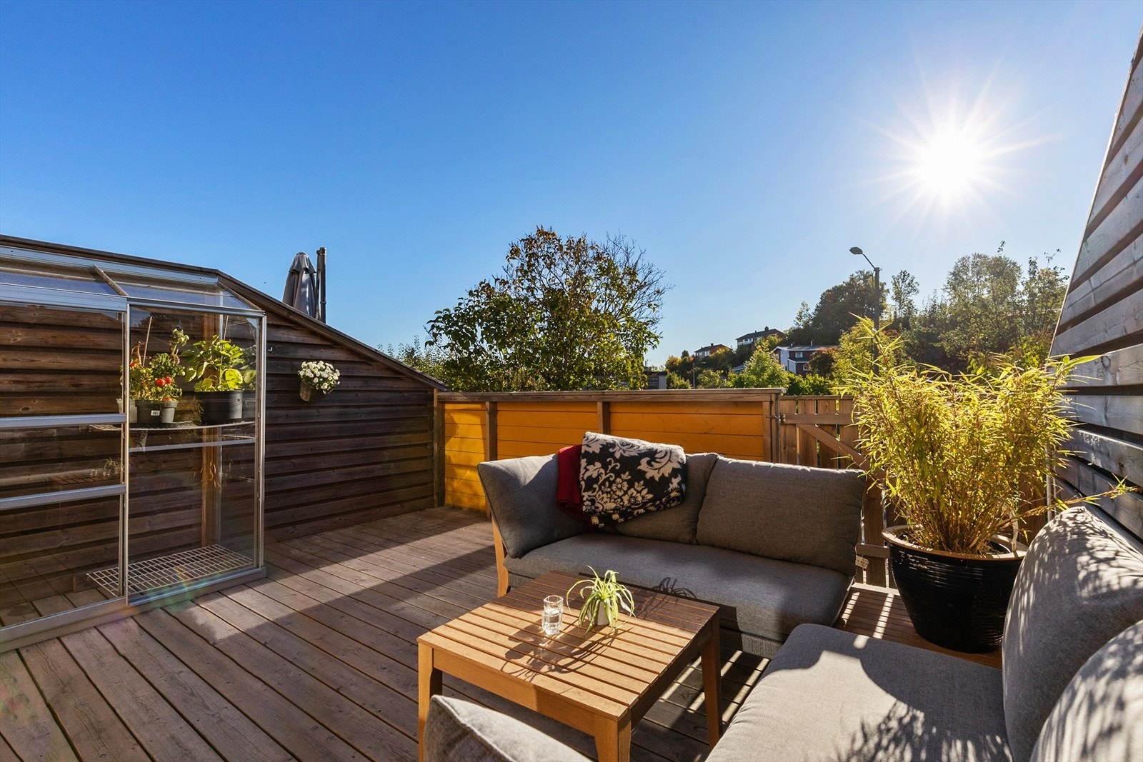 Boligen har flotte og solrike uteplasser på begge sider Galleribilde