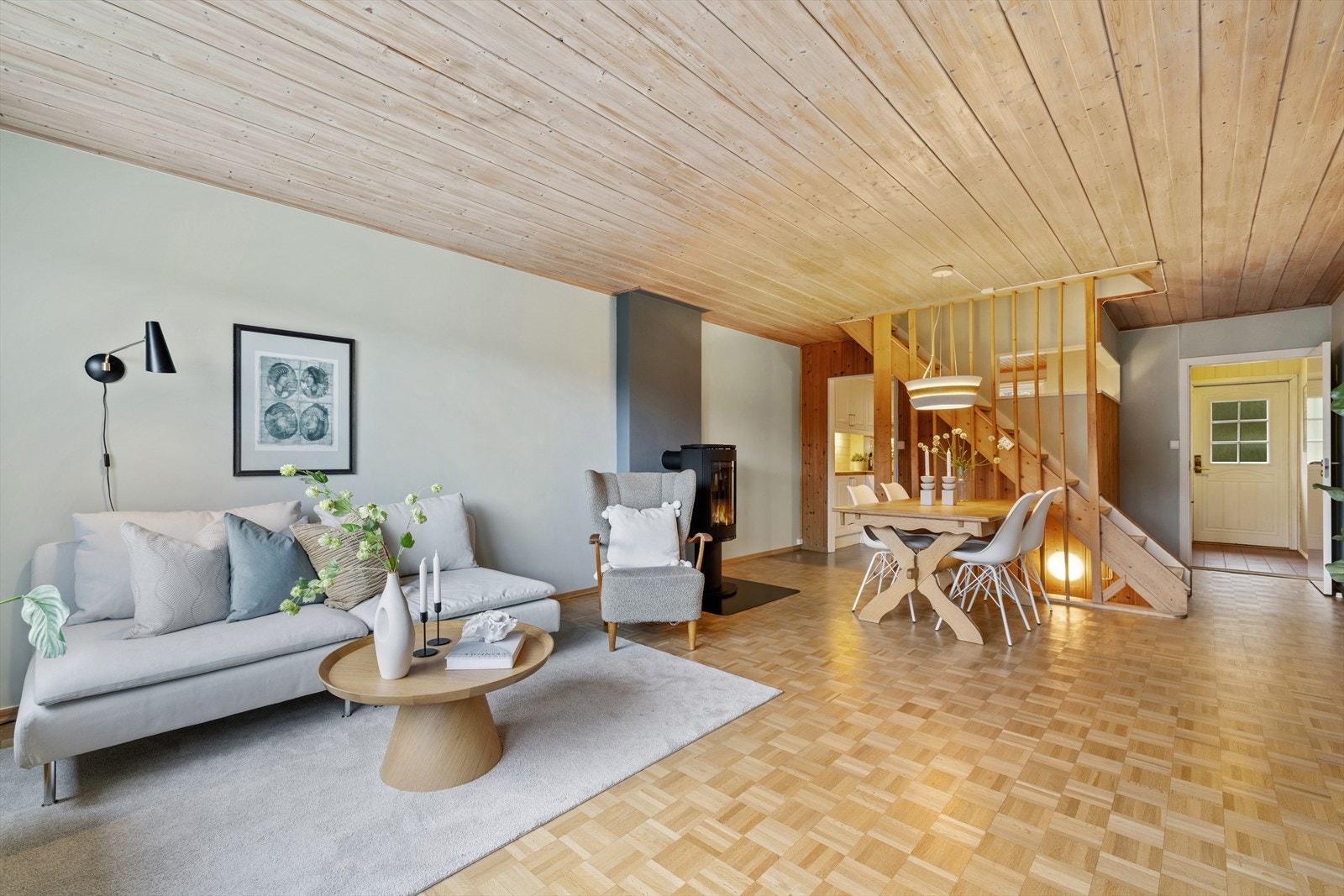 Svært åpen og sosial planløsning, hvor spisestuen får en naturlig plassering ved kjøkkenet Galleribilde