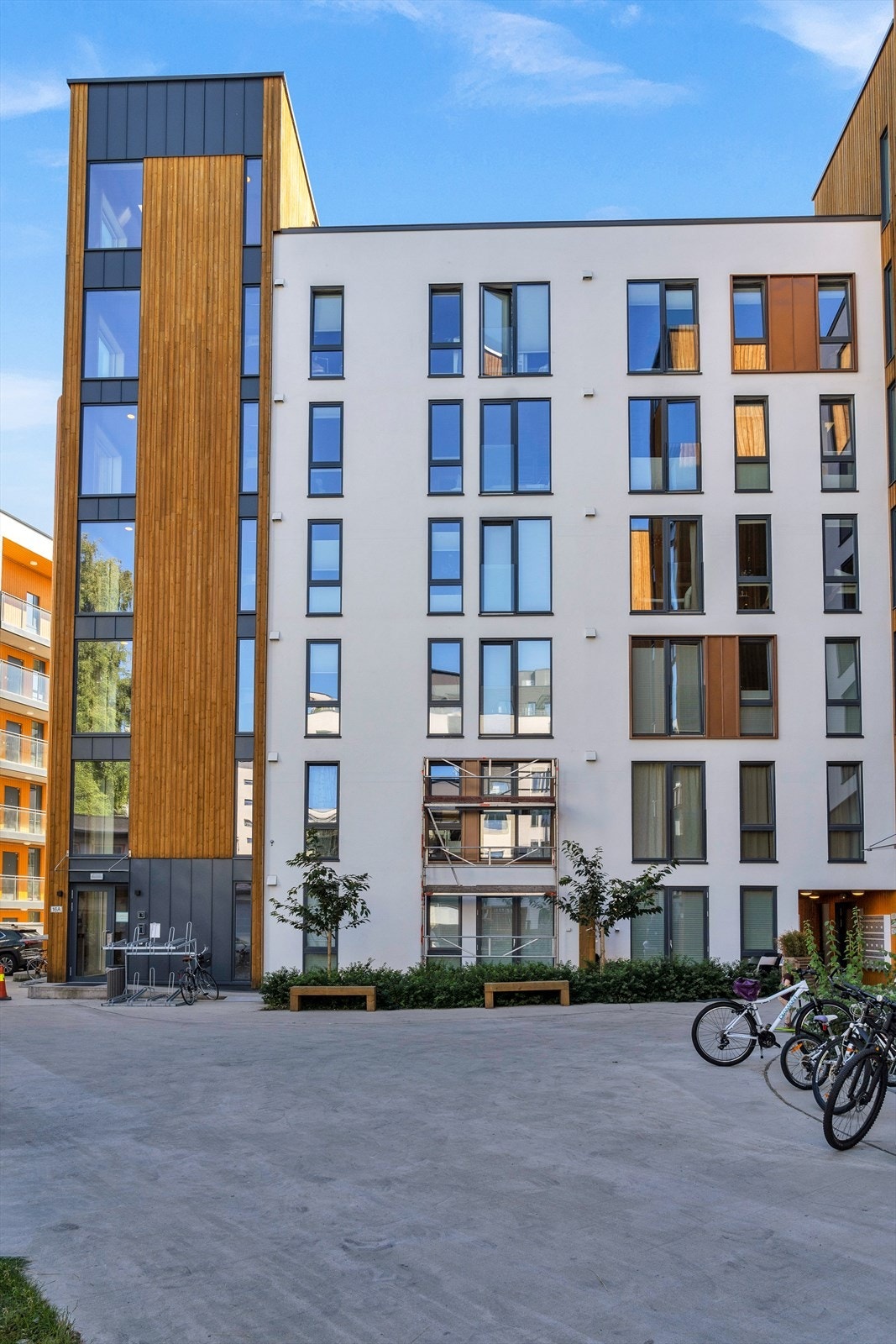 Fasaden sett fra inngangspartiet Galleribilde