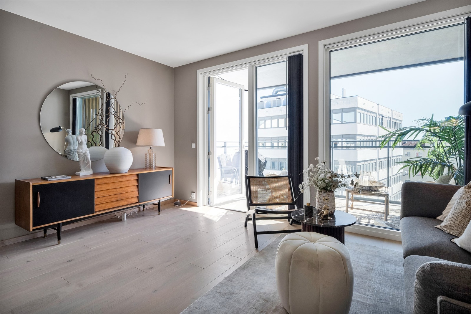Fra stuen er det utgang til boligens romslige balkong Galleribilde