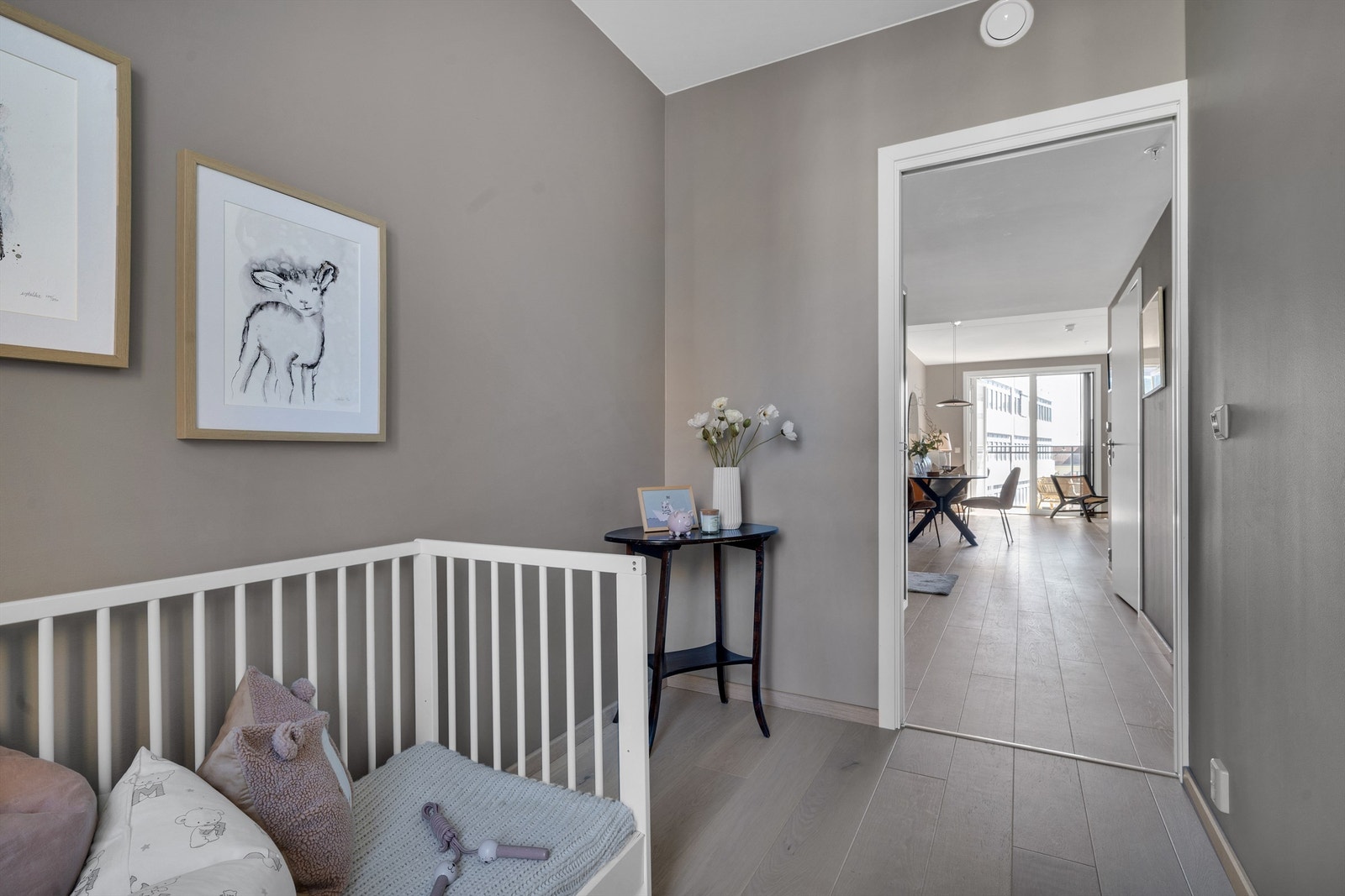 Også her er det en lekker, en-stavs eikeparkett på gulv og veggflatene er malt i en lun farge Galleribilde