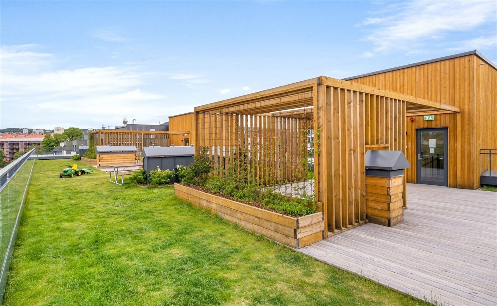 Pent opparbeidet med plen, pergolaer, benker, beplanting m.m. Galleribilde
