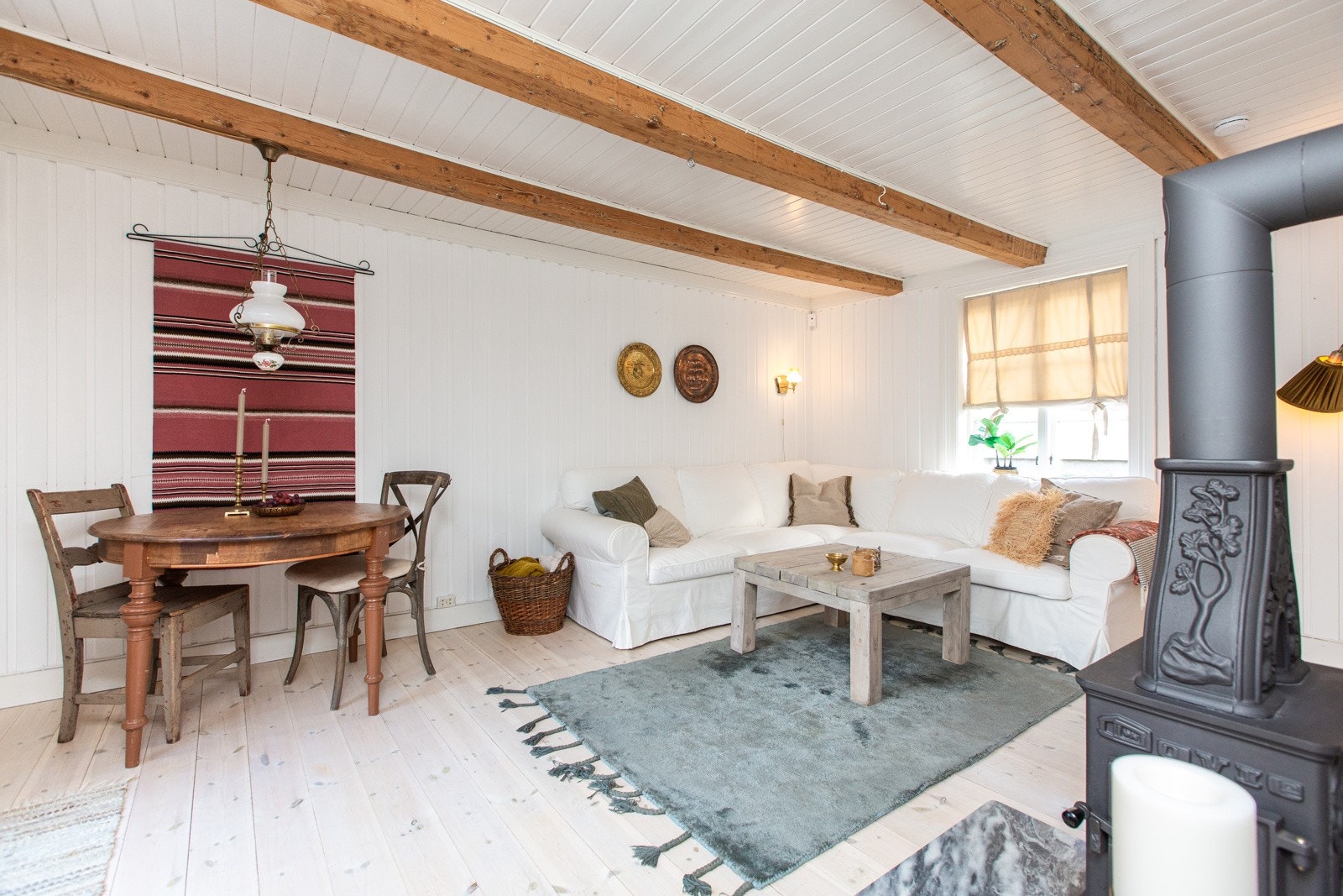 Vinduer i begge endene gir gjennomgående lys i hele stua. Galleribilde