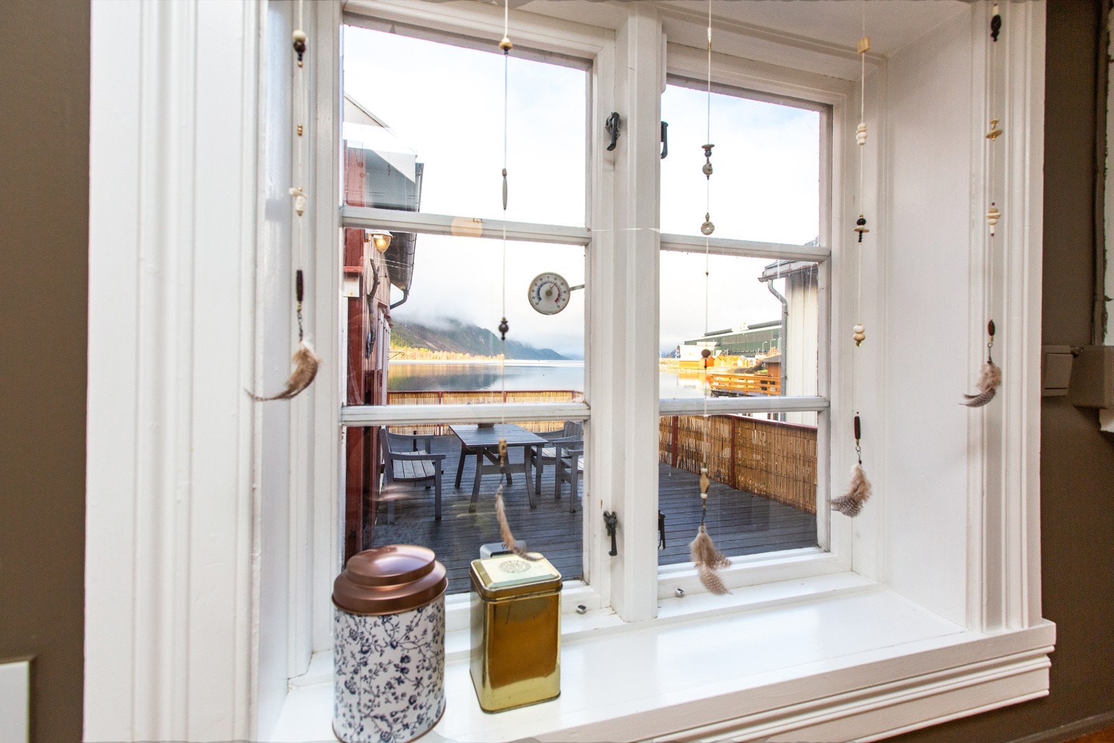 Nyt utsikta fra kjøkkenvinduet mens du lager mat. Galleribilde