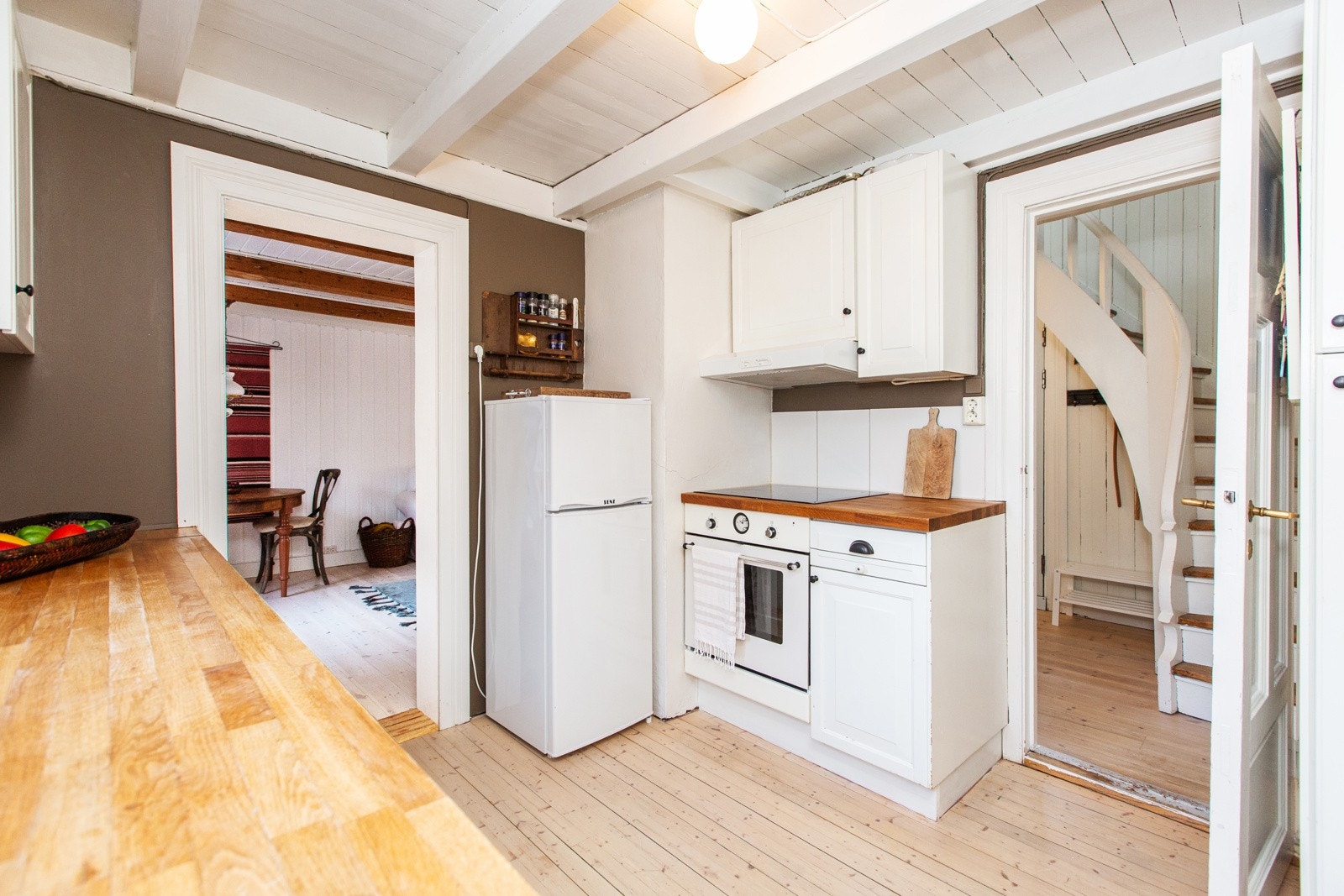 Videre fra kjøkkenet går du ut til trappegang og vaskerom. Galleribilde