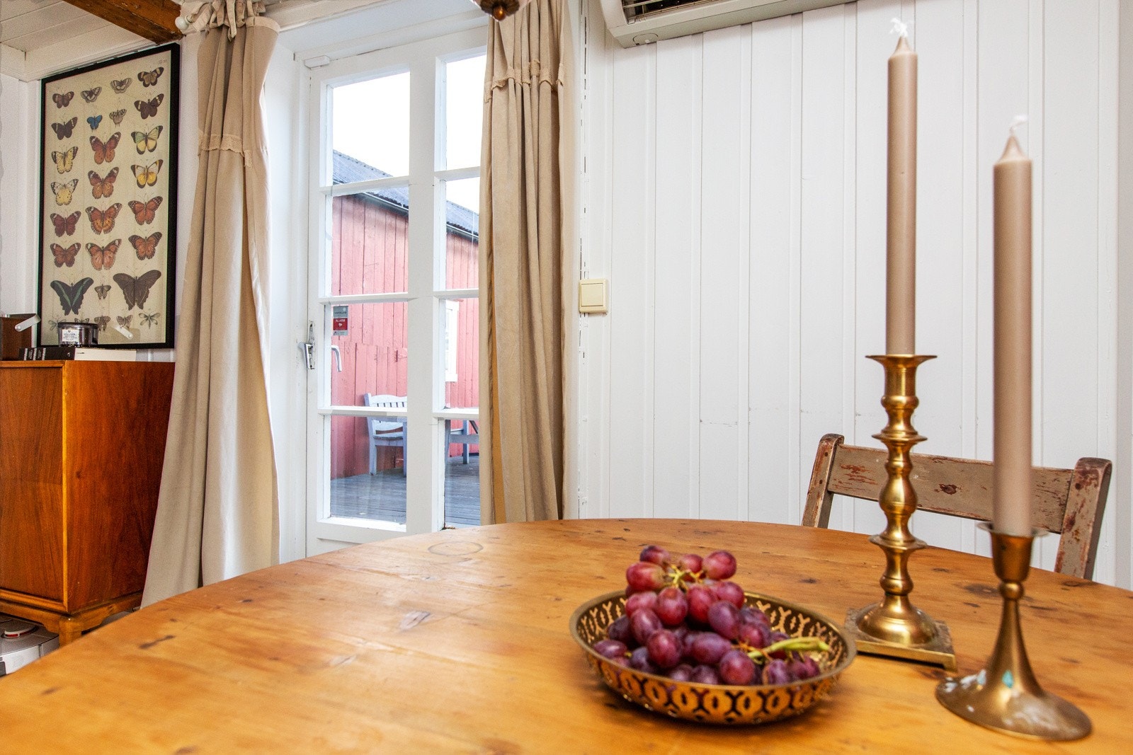 Utgang til brygge og uthus fra altandør i stua. Galleribilde