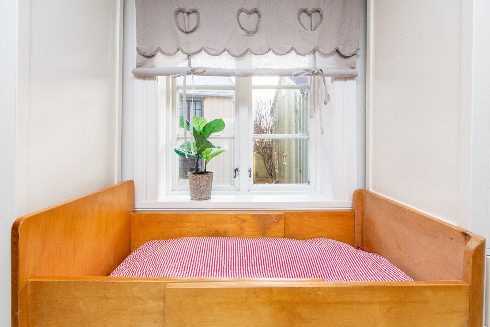 Plass for barneseng på hovedsoverom. Galleribilde