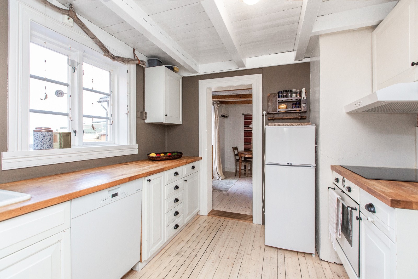 Trivelig og lyst kjøkken med god arbeidsplass Galleribilde