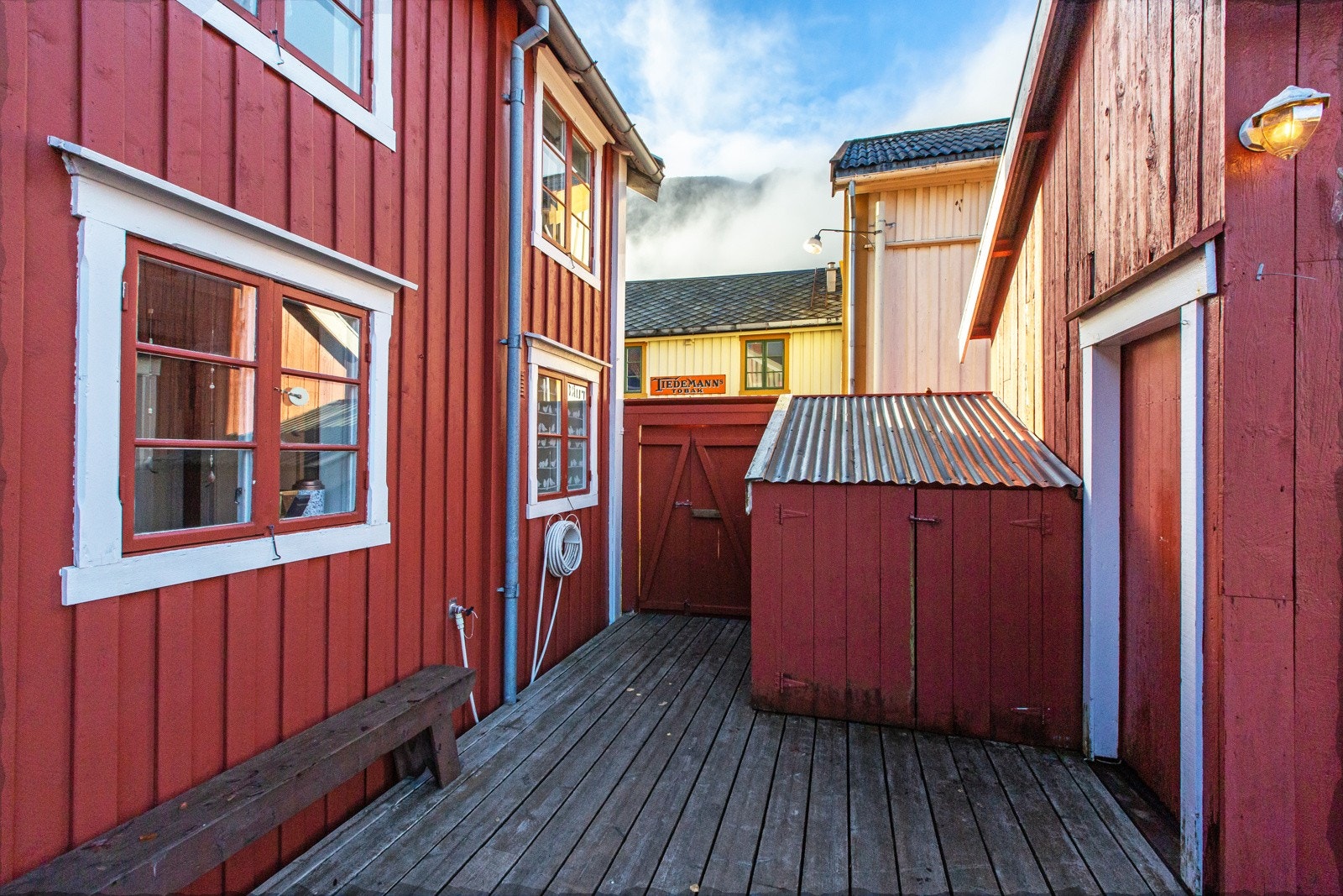 Uthus og utebod på brygga. Galleribilde