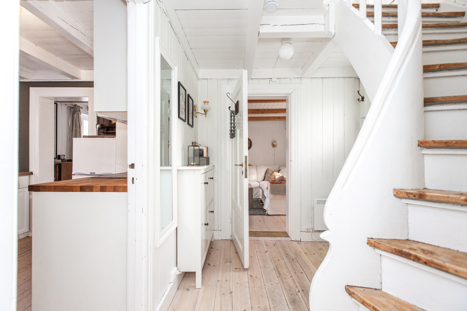 Fra gang er det trapp opp til 2.etg. Galleribilde