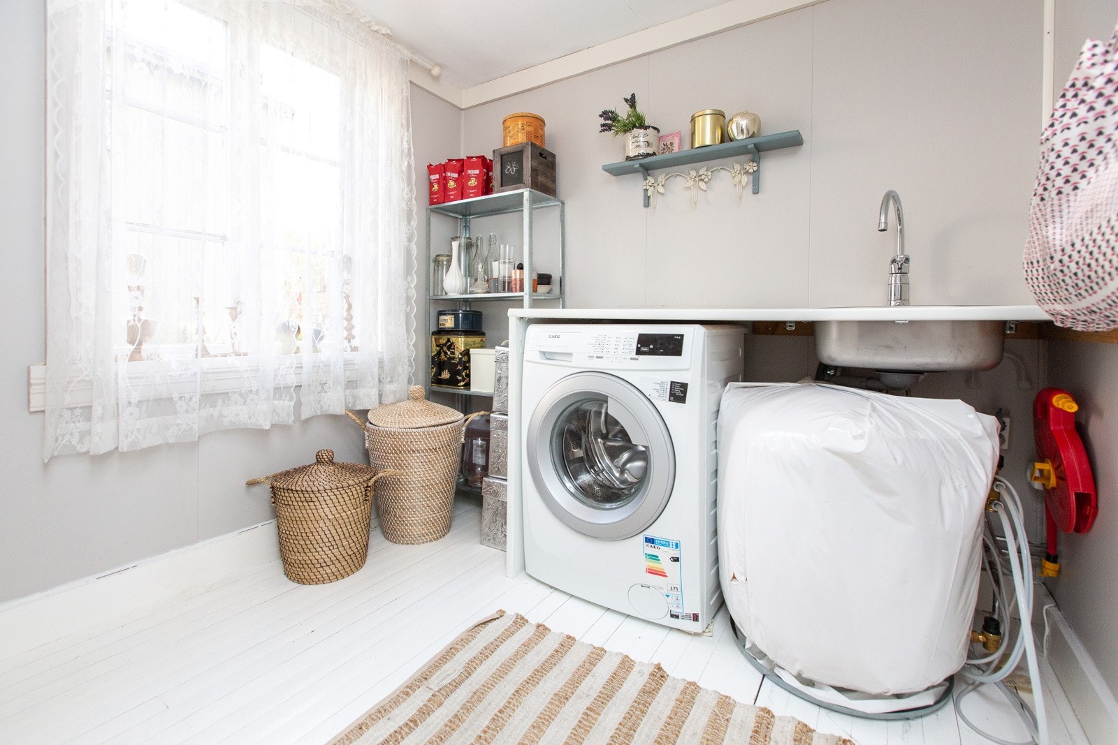 Vaskerom ved siden av gangen. Her kan du også lagre f.eks litt verktøy og tørrvarer Galleribilde