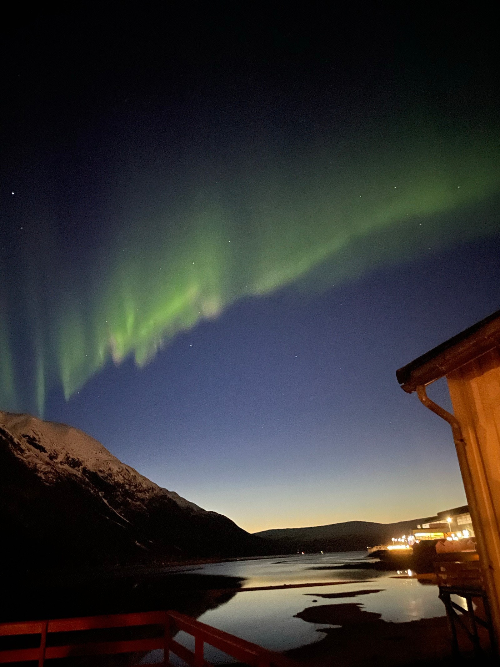 Nyt nordlyset fra bryggekanten, foto tatt av selger Galleribilde