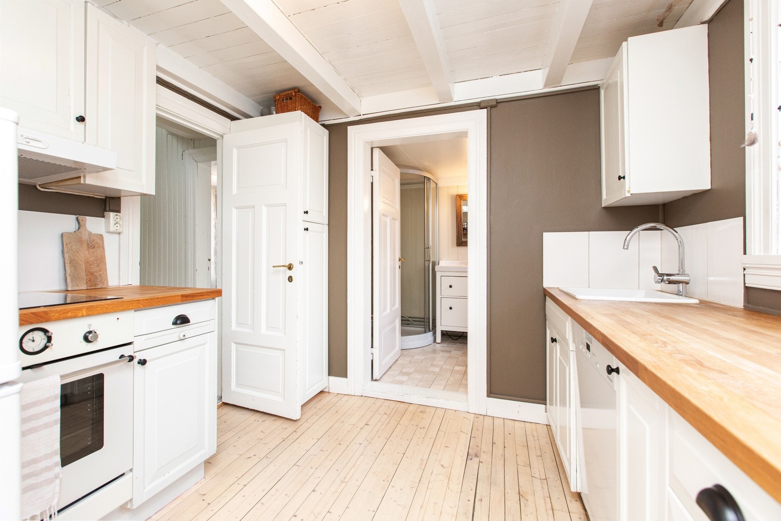 Godt med skap, skuffer og benkplass. Inngang til badet fra kjøkkenet. Galleribilde