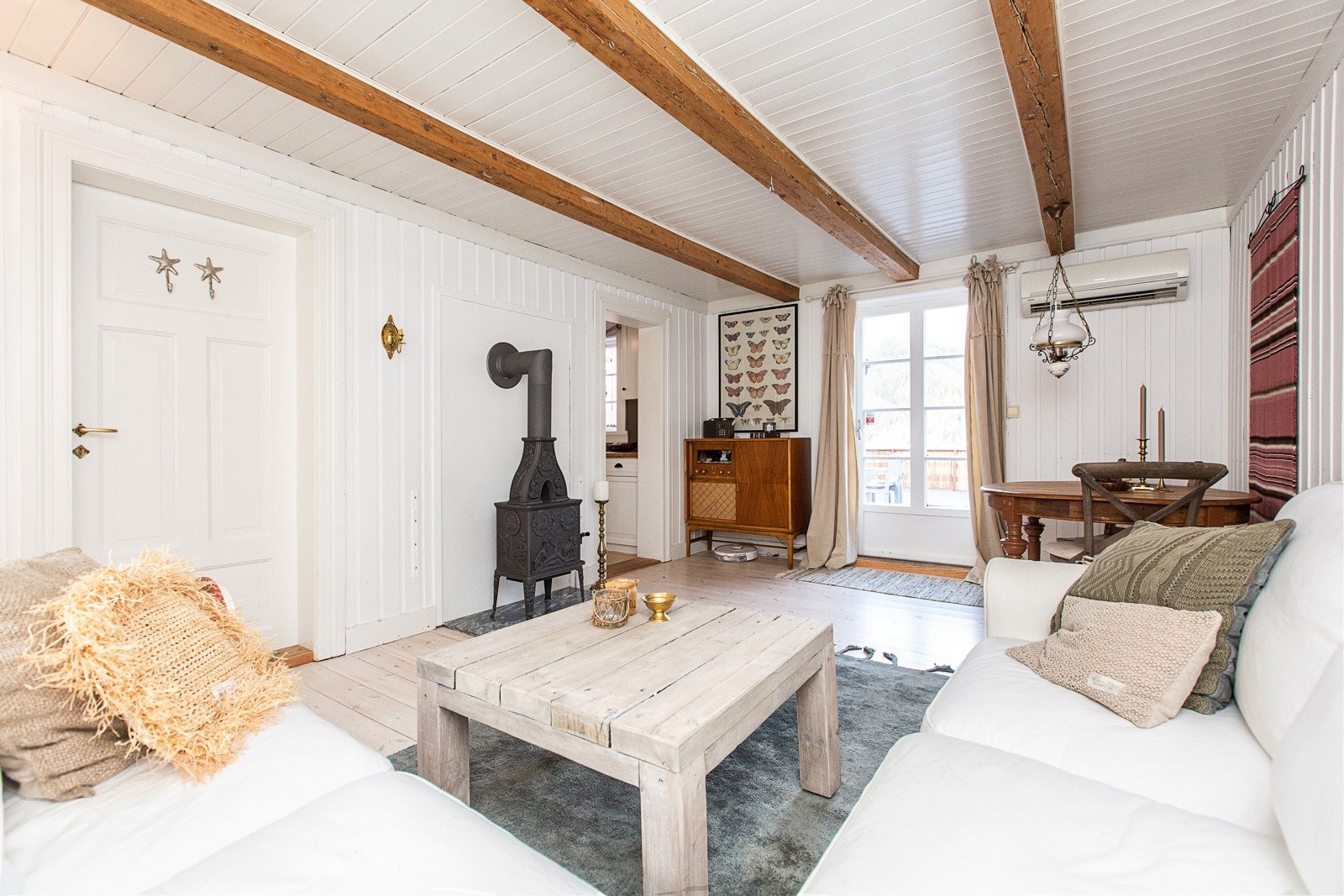 Velkommen inn til denne lyse, lune og koselige stua som kan varmes opp med vedovn og varmepumpe. Galleribilde