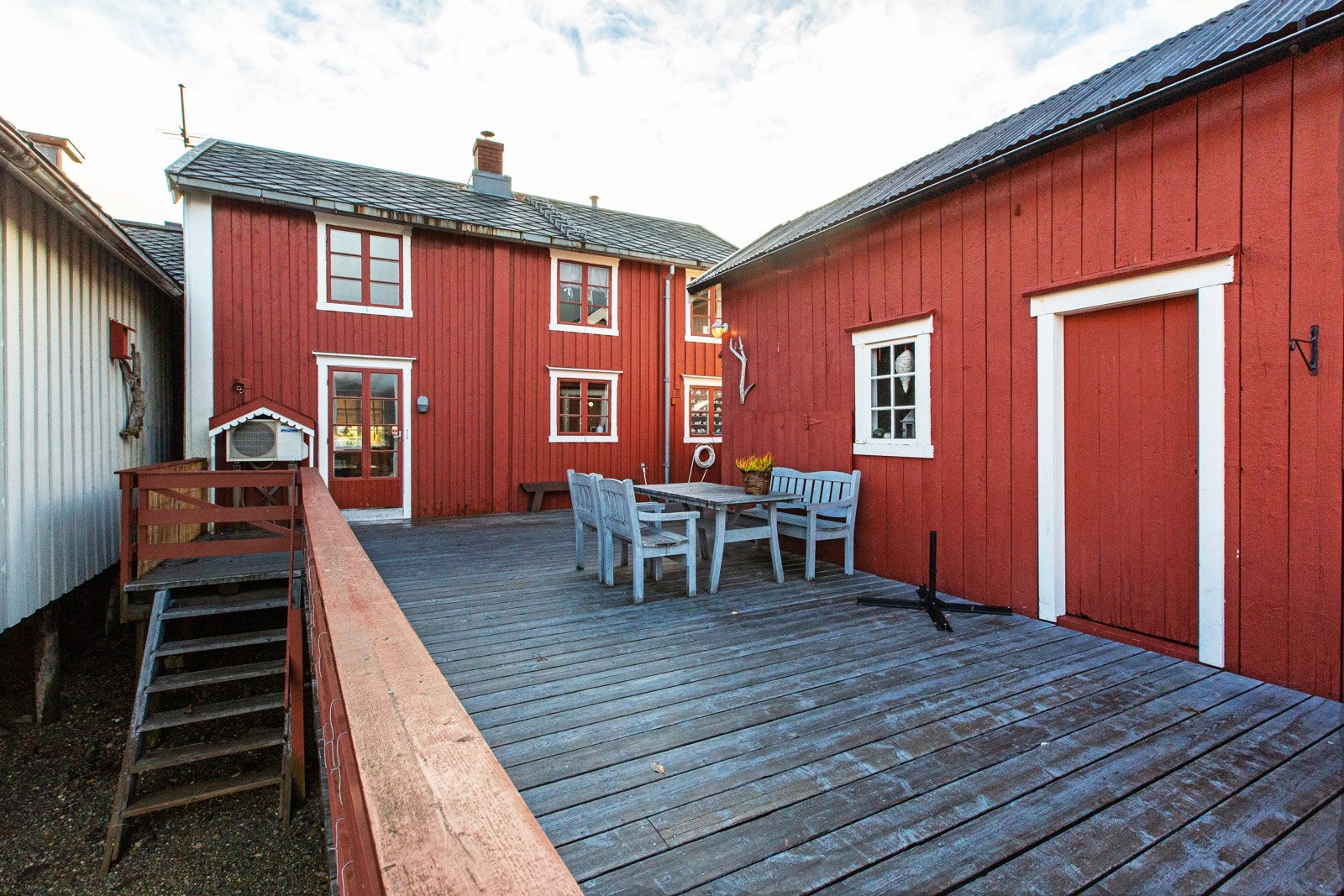 Fasade av bakside med brygge og uthuset Galleribilde