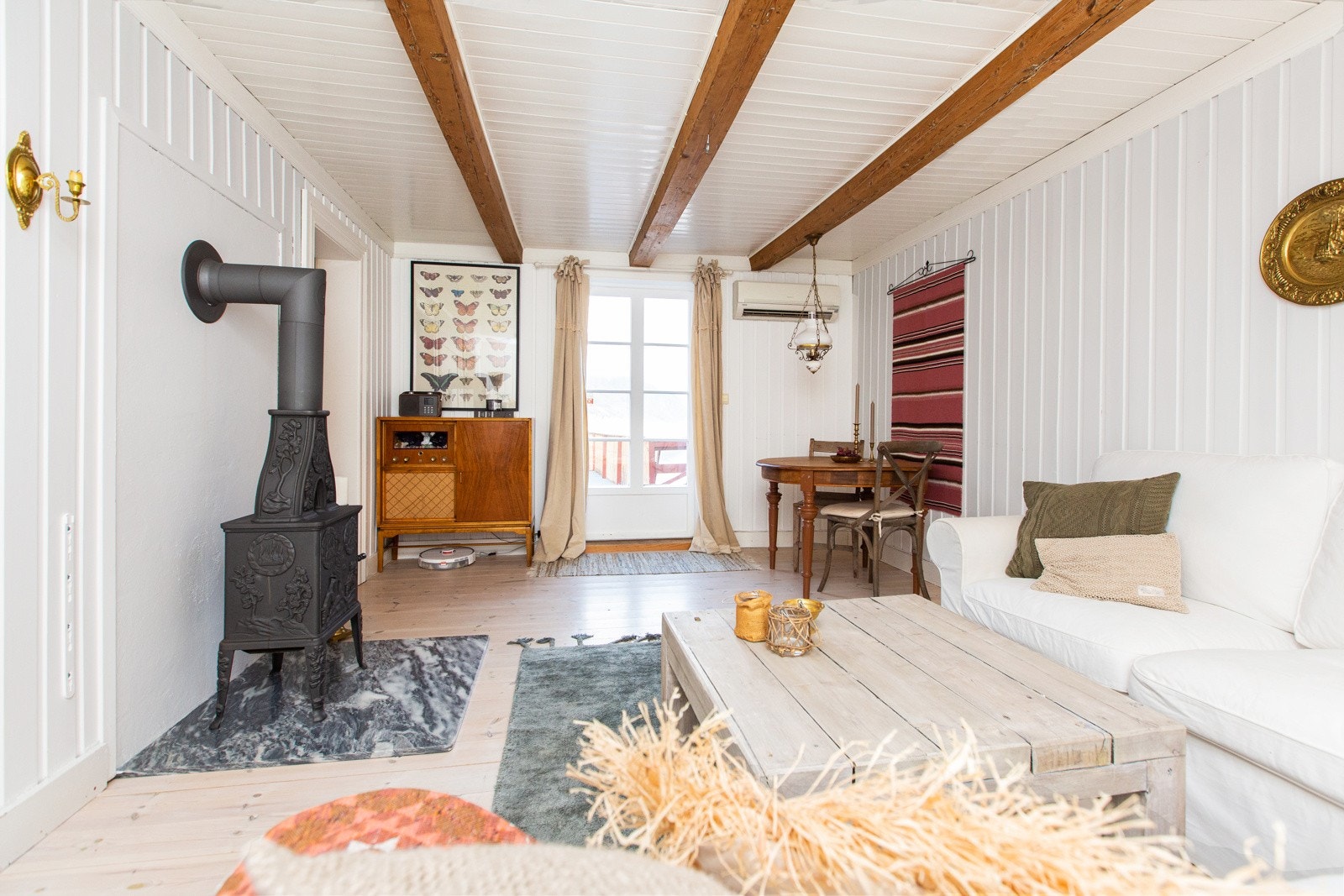 "Et hus som dette hører sjeldenheten til å få tak i. Huset er gammelt, godt bevart og ligger i tilknytning til Sjøgata, noe som gir et historisk preg på hverdagen i huset" -Sitat selger. Galleribilde