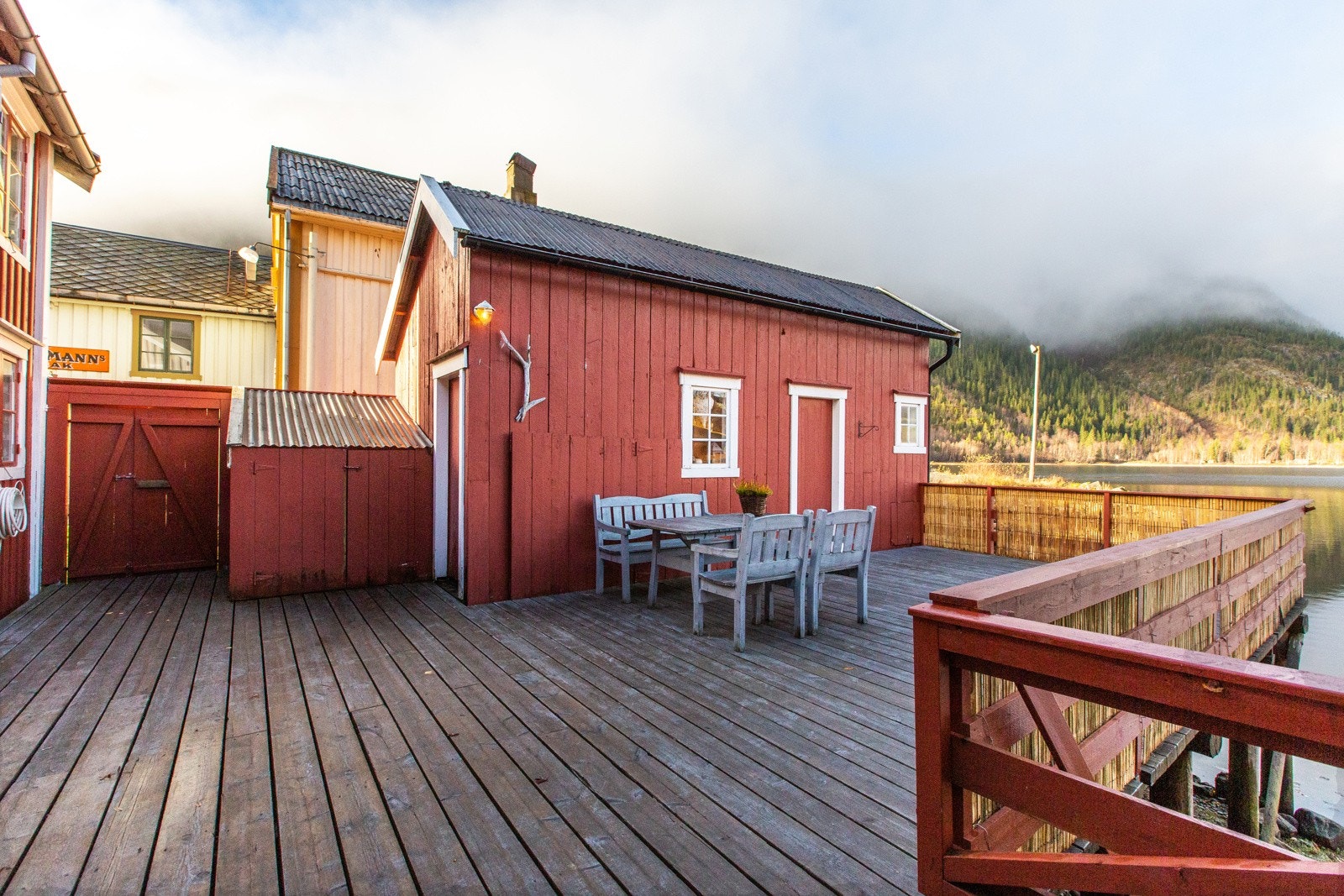 Uthus og utebod på brygga. Galleribilde