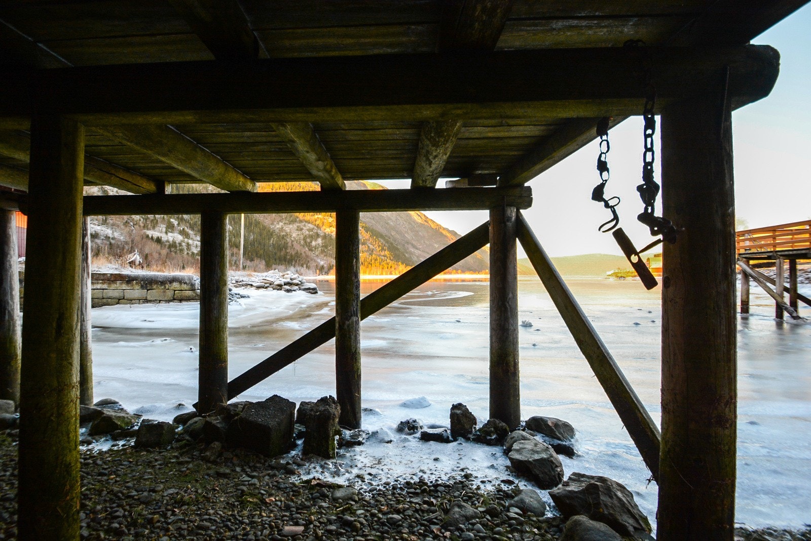 Under brygga Galleribilde