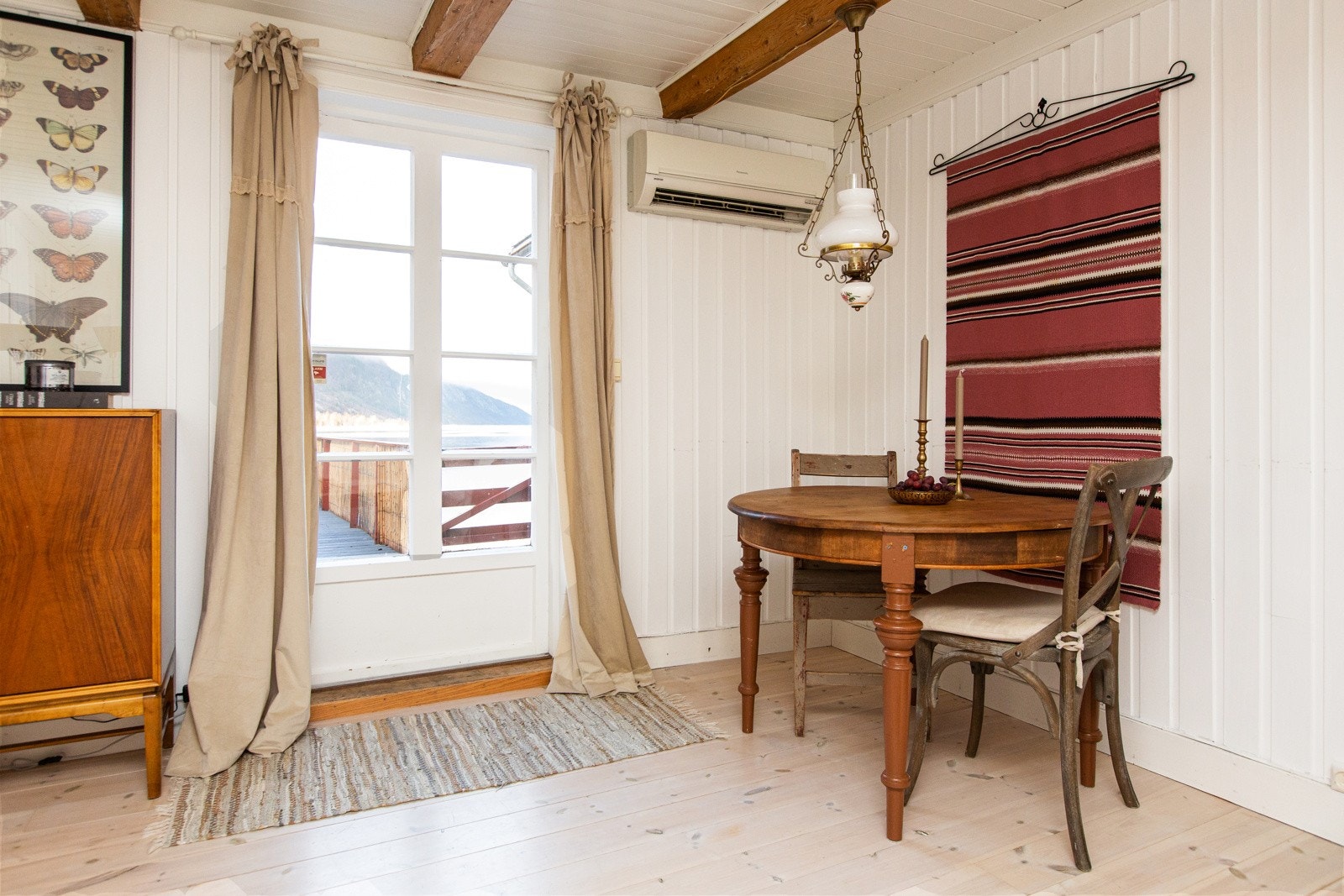 Tilbake inn i boligen, plass for spisestue foran altandøra. Galleribilde