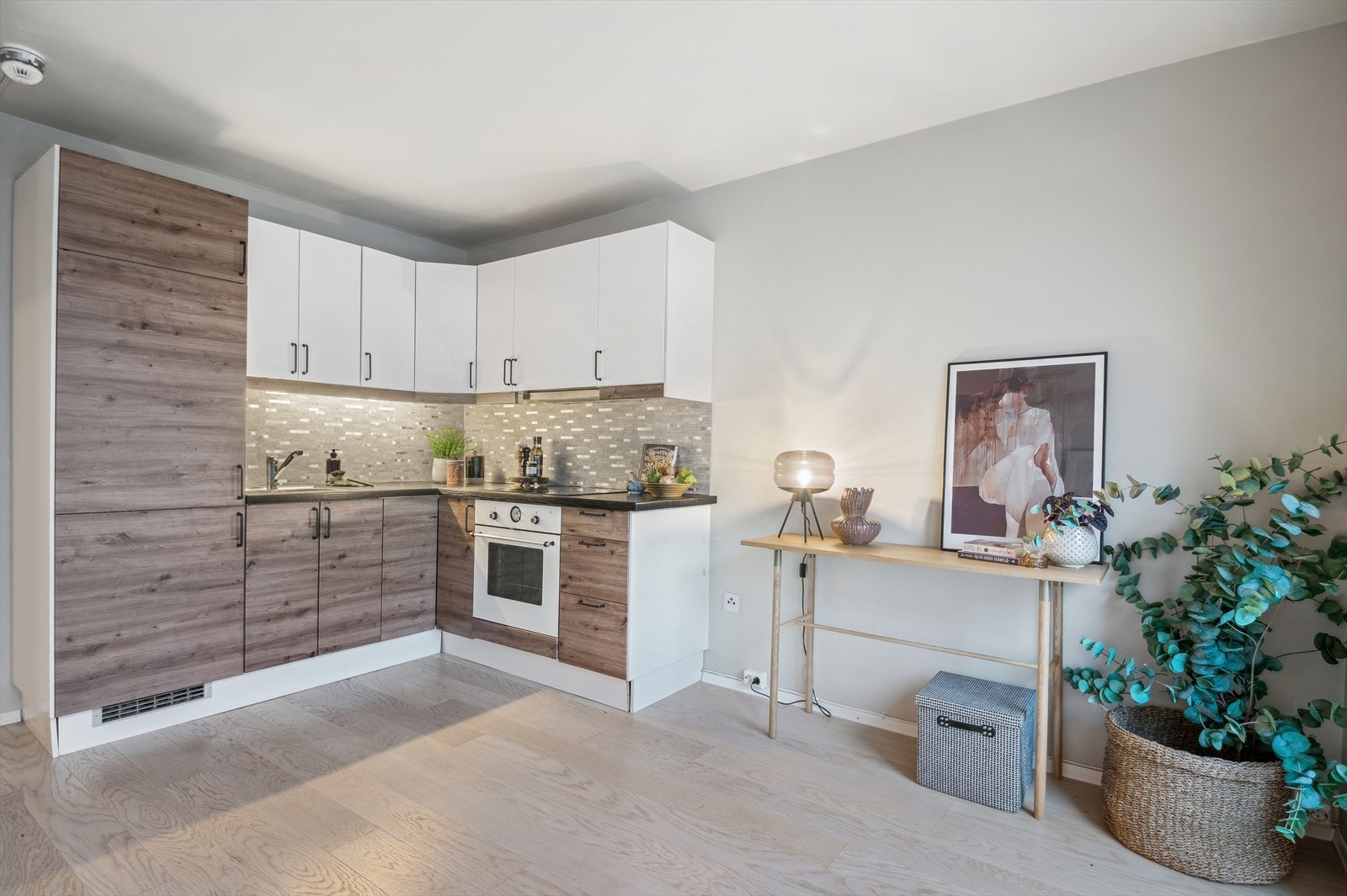 Kjøkken med integrert komfyr, platetopp og kjøl/frys. Galleribilde