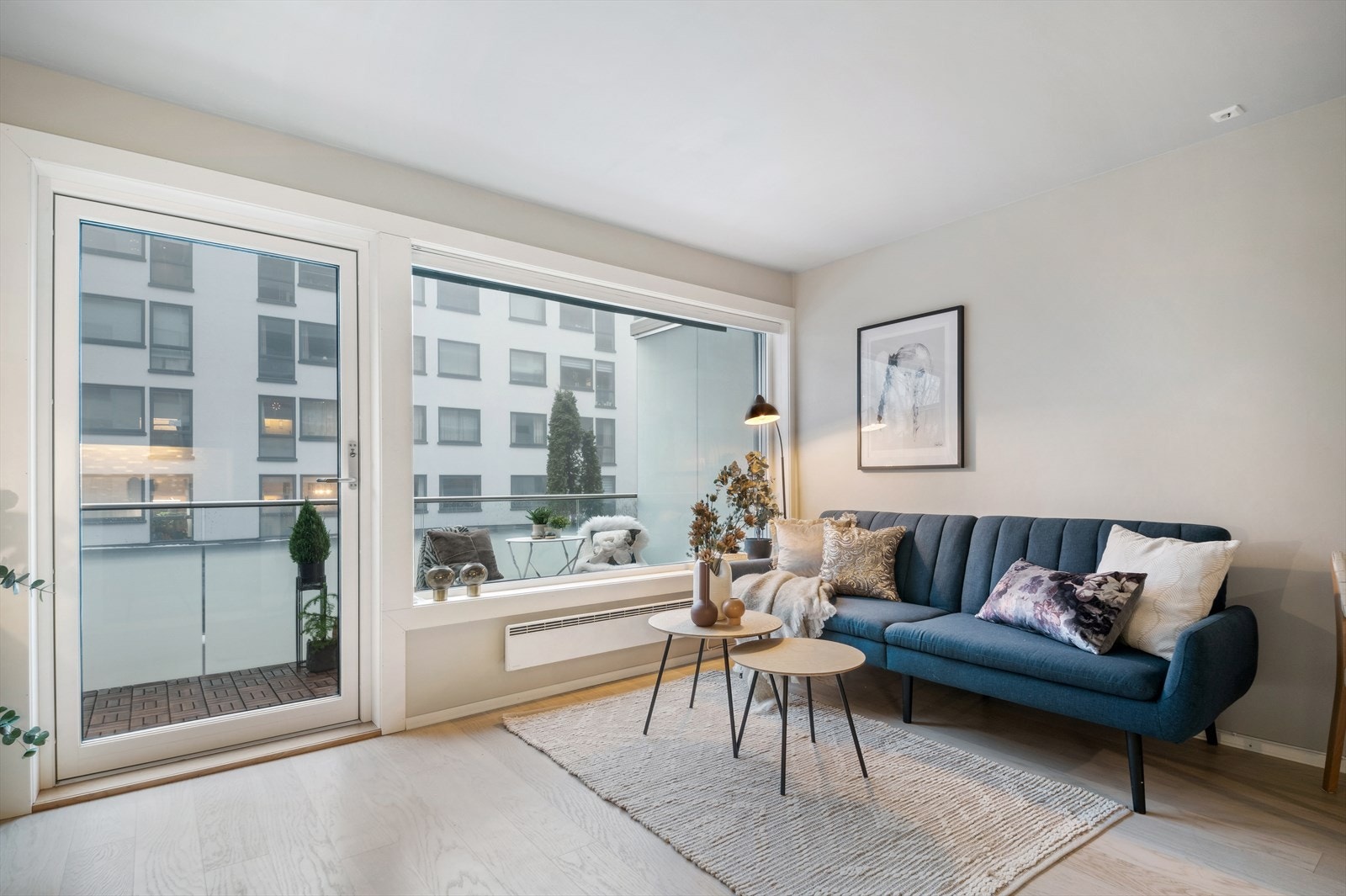 Det er godt med plass til en koselig sofakrok, og i tilknytning kjøkkenet er det plass til en liten spisegruppe. Galleribilde